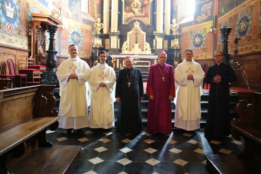 Trzech nowych kapłanów w diecezji sandomierskiej. Święceń udzielił im biskup Krzysztof Nitkiewicz. Duże przeżycie dla rodzin [ZDJĘCIA]