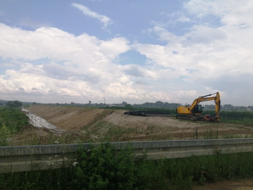 Wznowiono prace na wałach Koprzywianki w ramach ochrony przeciwpowodziowej Sandomierza [ZDJĘCIA]
