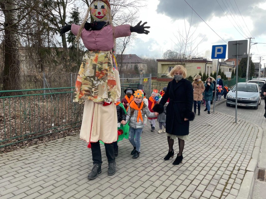 Przedszkolaki w Działoszycach przywitały wiosnę ZDJĘCIA