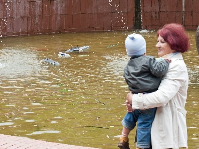 W fontannie w Parku Kultury i Wypoczynku w Słupsku pływają śmieci. Mają zostać szybko posprzątane. 