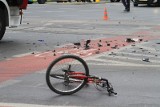 Rowerzystka bez kasku uderzyła w barierkę na moście w Toruniu i znalazła się w szpitalu