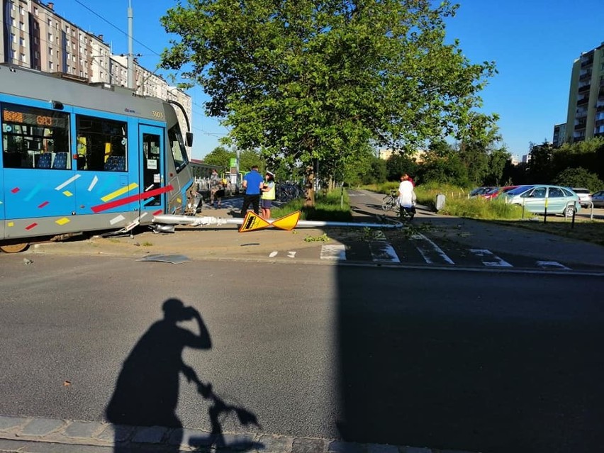 Wypadek we Wrocławiu: Tramwaj wjechał na chodnik i ściął latarnię