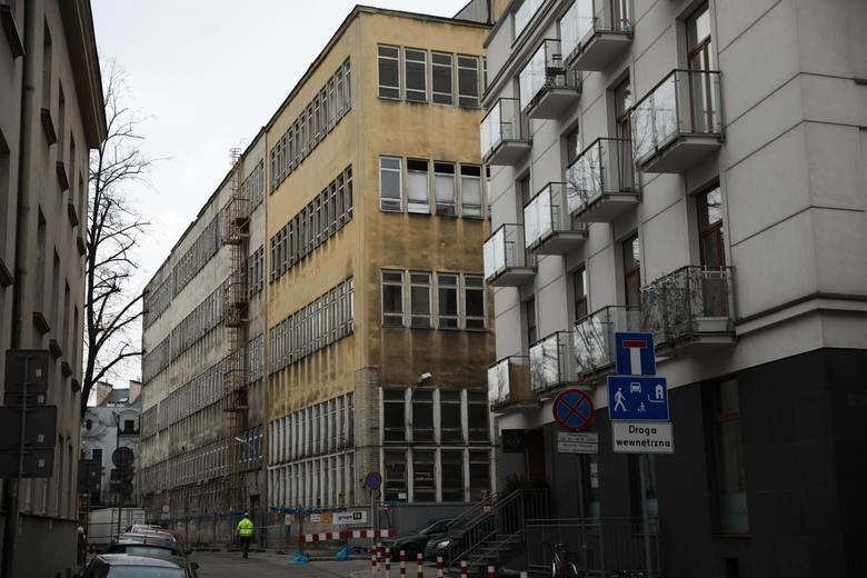Kraków. Element rozbieranego budynku zwalił się na zamieszkały blok. Jest śledztwo
