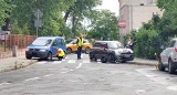 Bardzo groźny wypadek w Żarach! W zdarzeniu uczestniczyły dwa auta i piesza. Poszkodowana została odwieziona do szpitala