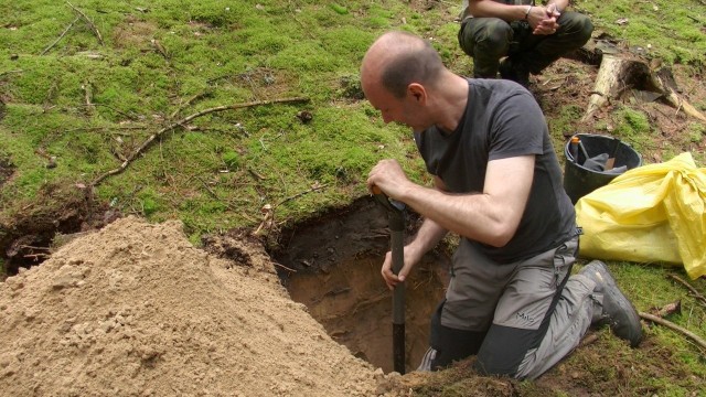 Gleboznawca dr Tomasz Wanic sprawdzał, jak głęboko można się tu natknąć na glinę.