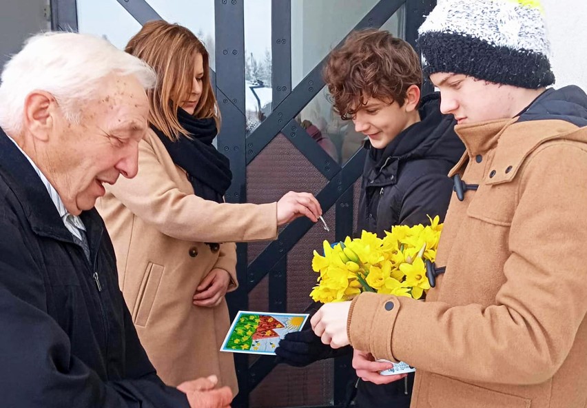 W Ptaszkowej pierwszy raz zakwitły żonkilami Pola Nadziei. Kwestowano dla Sądeckiego Hospicjum