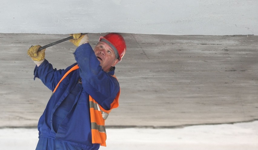 Wczoraj ekipy skuwały beton, który mógłby spaść na jezdnię.