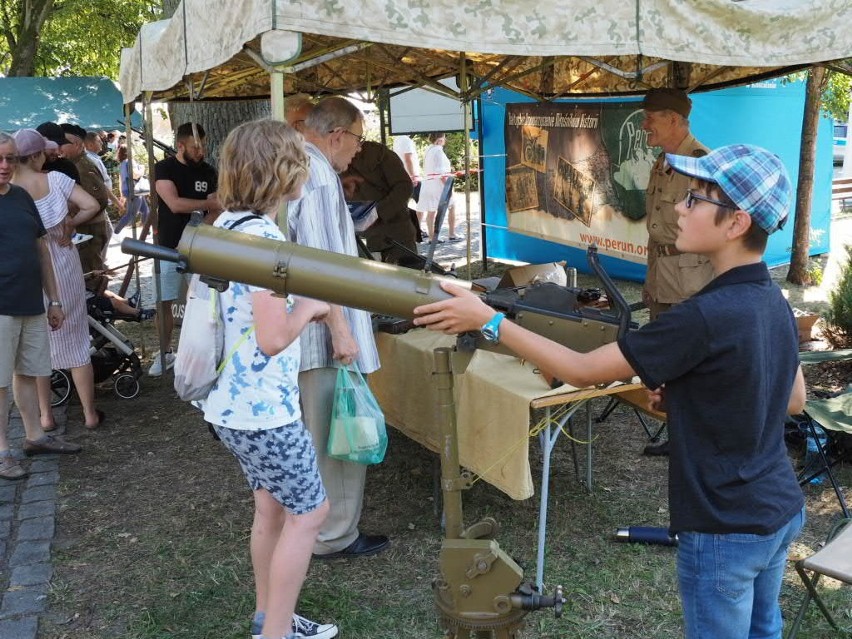 Dzieje się na placu przed amfiteatrem. Piknik wojskowy [ZDJĘCIA]