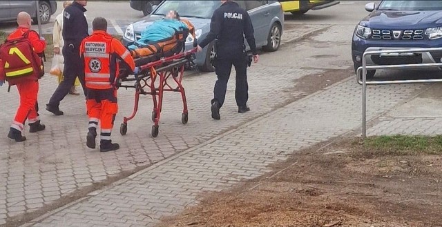 Policjanci z komisariatu w Brzeszczach musieli interweniować i wesprzeć ratowników medycznych w transporcie chorej pacjentki