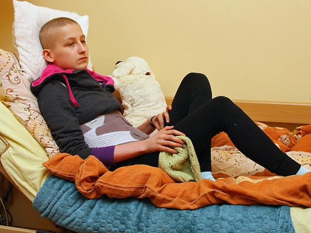 Iza Partyka jest chora na nowotwór kości. Chce leczyć się w Chinach, ponieważ w Polsce wykorzystano już wszystkie metody. Potrzebuje pieniędzy, aby móc walczyć o zdrowie i... życie