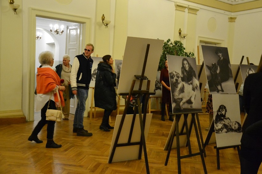 Wystawa w lipnowskim MCKu - celebryci i psy z odzysku w obiektywie Michała Gromady