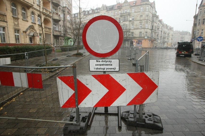 Zamknęli ulicę Nowowiejską. Samochody nie wjadą, a piesi idą jak przez labirytnt (ZDJĘCIA, MAPA)