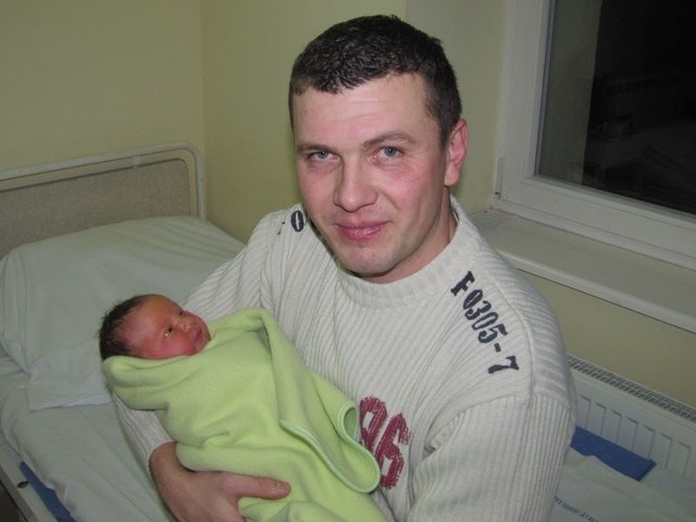 Dawid Skierkowski urodził się w niedzielę, 4 grudnia. Ważył 4000 g i mierzył 58 cm. Jest pierwszym dzieckiem Moniki i Janusza z Ostrowi Mazowieckiej
