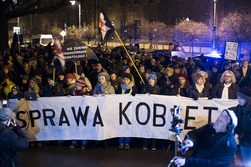 Kraków. Protest kobiet przeciwko zaostrzeniu prawa aborcyjnego [ZDJĘCIA]