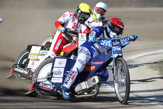 Duńczyk Nicki Pedersen (czerwony kask) w meczu z Betardem Spartą Wrocław był najskuteczniejszym zawodnikiem „Jaskółek”. Zdobył 15 pkt i bonus