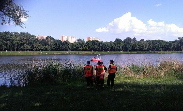 Radom. Mężczyzna prawdopodobnie utopił się w zalewie na Borkach. Trwają poszukiwania [zdjęcia]