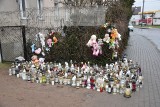 Starogard Gdański. Przynoszą kwiaty i znicze pod dom zamordowanej Mai [ZDJĘCIA]