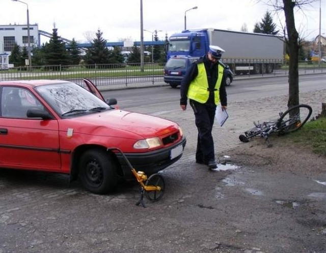 Ul. Utrata. Wypadek. Rowerzysta uderzył w opla (zdjęcia)