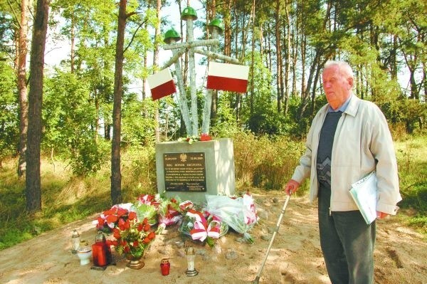 Obiekt stanął na podstawie zgłoszenia. W dokumencie nie ma wzmianki o tablicy, jaka znalazła się na cokole. W takim przypadku wymagane jest odpowiednie zezwolenie poprzedzone kilkoma opiniami. Te są negatywne