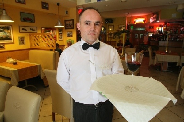 Michał Kmiecik z restauracji Monte Carlo w zawodzie kelnera pracuje 12 lat.