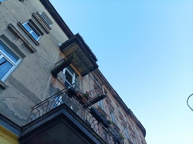 Balkon, który spadł na chodnik, przynależał do mieszkania na drugim piętrze.