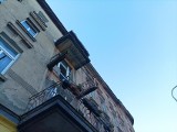 Balkon starej kamienicy runął na chodnik. Koszmarny wypadek w Jeleniej Górze. Razem z nim spadły cztery osoby