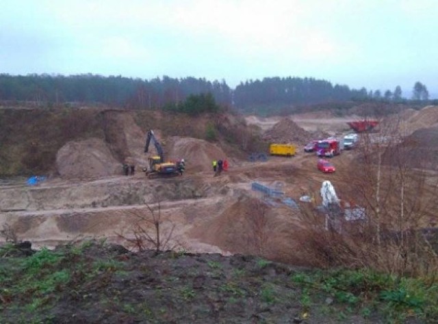 Poszukiwania przysypanego ziemia pracownika żwirowni w miejscowości Paskowa koło Lęborka