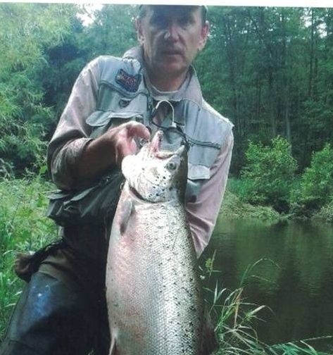 Pan Robert i złowiony przez niego łosoś. Ryba miała 102 cm długości i ważyła 10,8 kg.