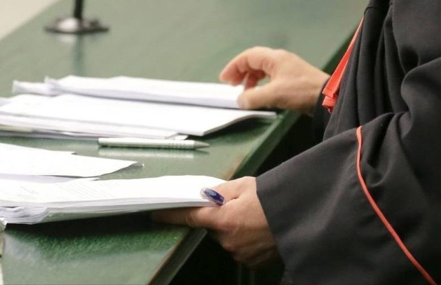Napad na zlecenie. Śledzili, pobili i okradli. Białostocka prokuratura oskarżyła pięć osób