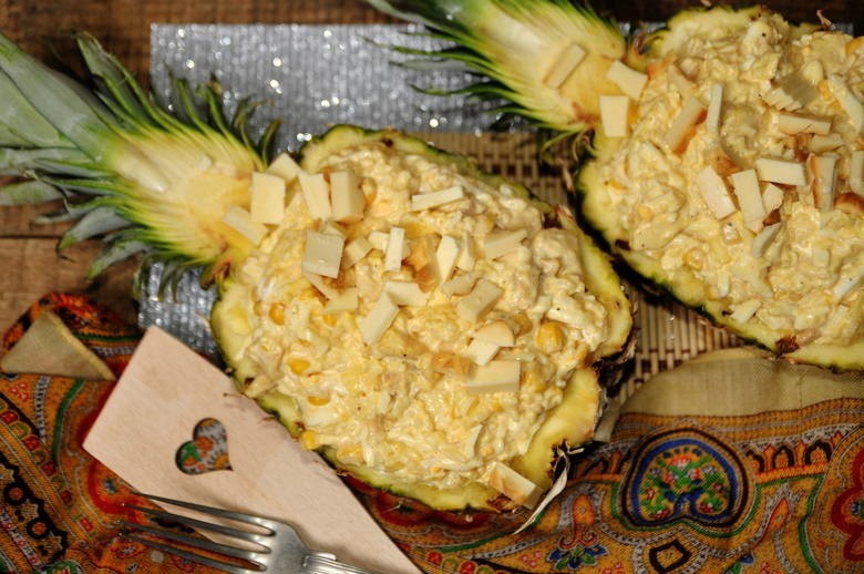 Sałatka z kurczakiem i kukurydzą w ananasie.