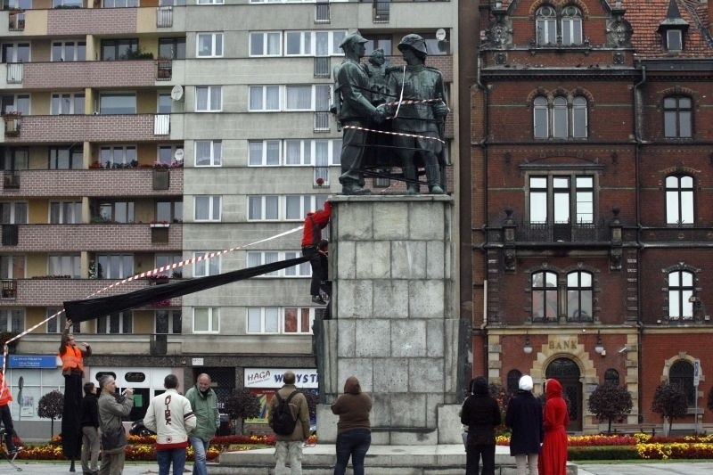 Legnica: Pomnik Wdzięczności dla Armii Radzieckiej zafoliowany (ZDJĘCIA)