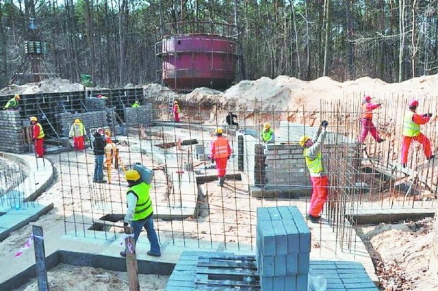 Budowlańcy już uporali się z kopułą, teraz wzmacniają fundamenty i ściany wieży ciśnień.