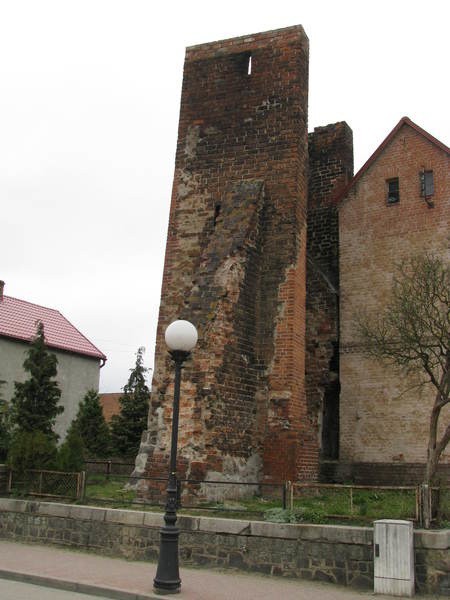 Fragment murów obronnych, tzw. "bocianie gniazdo" w centrum Dobiegniewa.