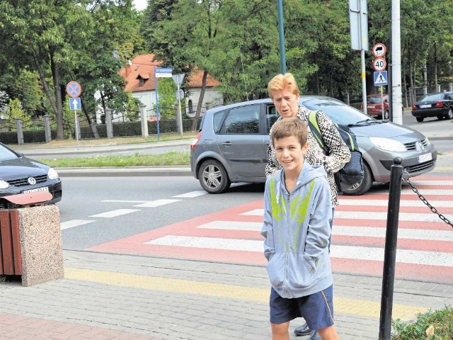 Oskar Rams mógłby sam przechodzić przez ulicę, bo ma już 10 lat. Przejście na ul. Królowej Jadwigi jest jednak niebezpieczne. Babcia Anna  woli wyjść po wnuka przeprowadzić  go przez pasy