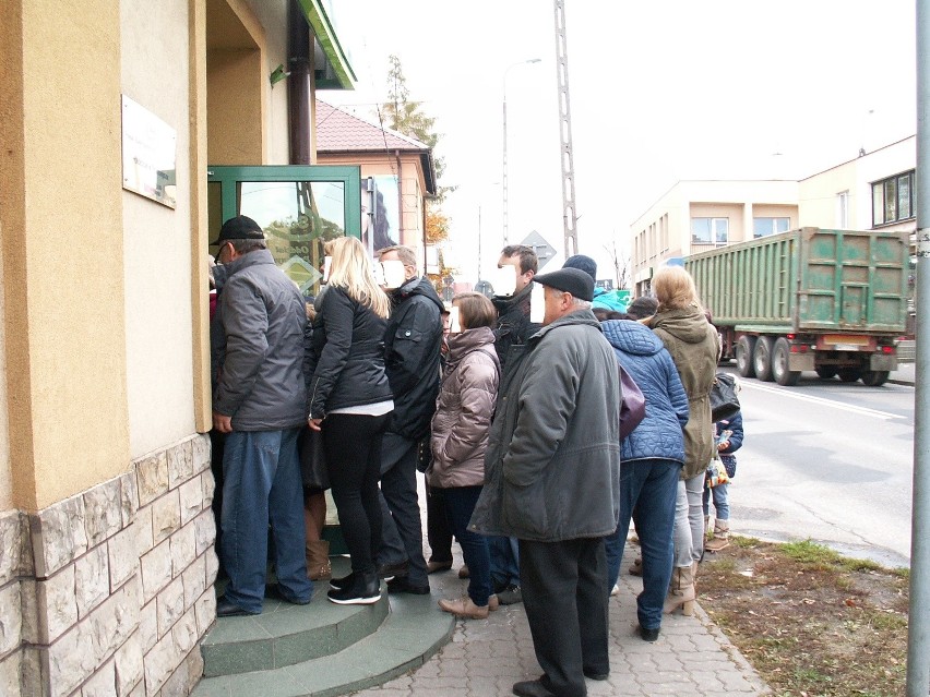 Przasnysz. Klienci banku wypłacają oszczędności i likwidują lokaty