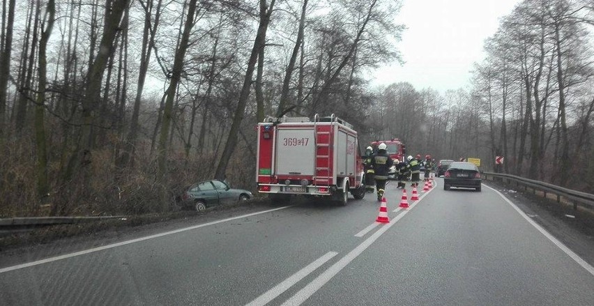 Na trasie Włocławek - Brześć samochód wypadł z drogi. Kierowca w szpitalu