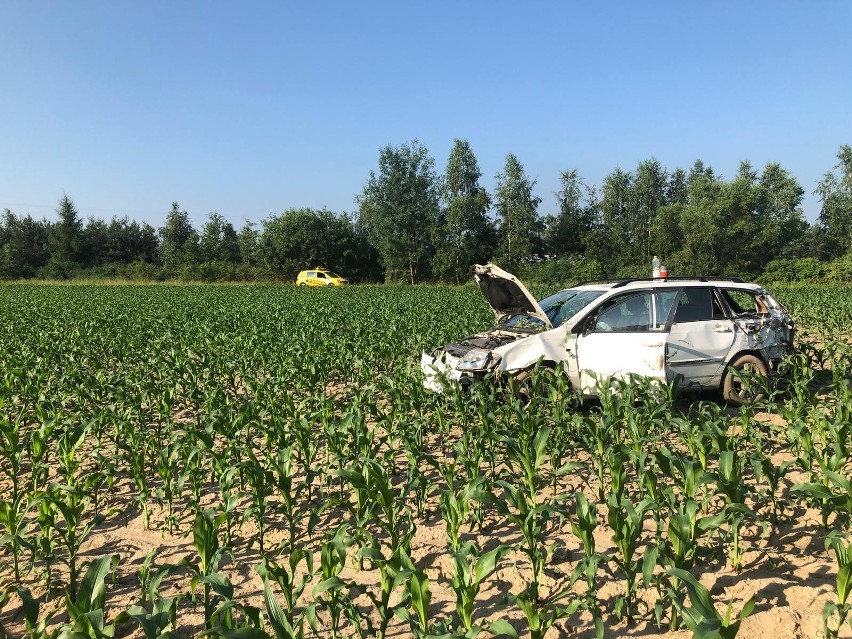 Wypadek na autostradzie A4. W piątek rano toyota uderzyła w ciężarówkę i wypadła z drogi