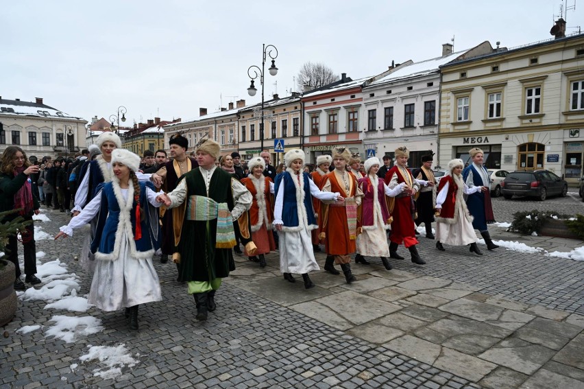 Nowy Sącz. XV Polonez pod Ratuszem. Na 100 dni przed maturą uczniowie zatańczyli chodzonego. Zobacz ZDJĘCIA