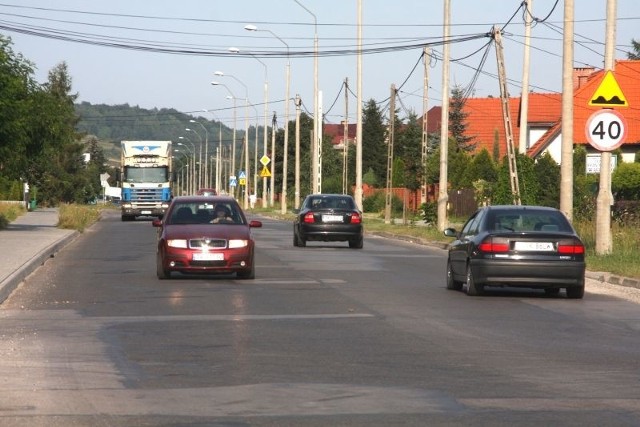 Ulica Witosa- czarny asfalt bez białych linii
