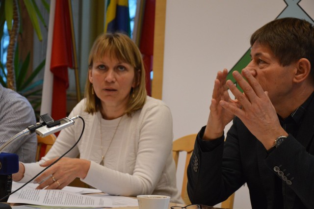 Beata Burda mówi o kryteriach naboru wniosków, obok wójt Zbigniew Szczepański