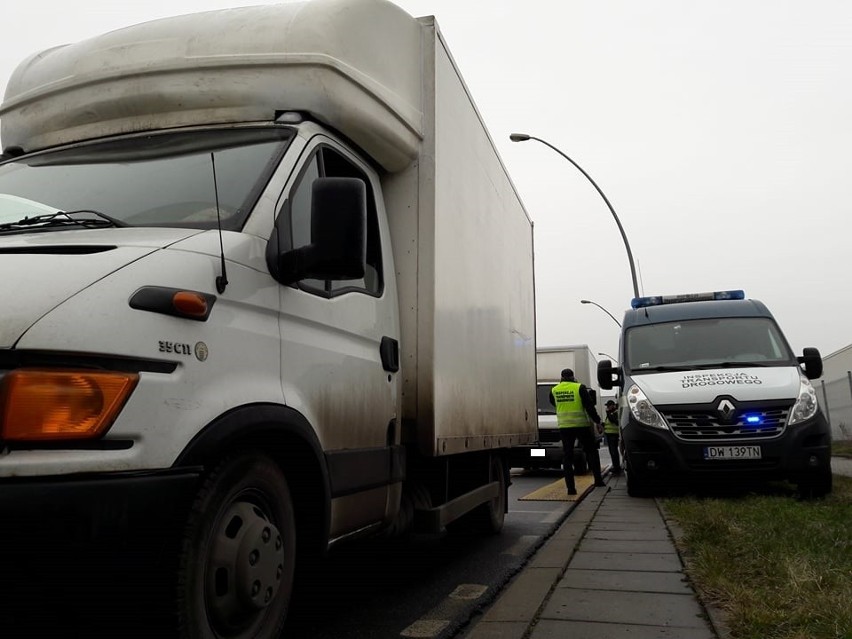Kierowca dostawczego busa przesadził z ładunkiem. Jeździł po Wrocławiu przekraczając dopuszczalną masę pojazdu o 8 ton