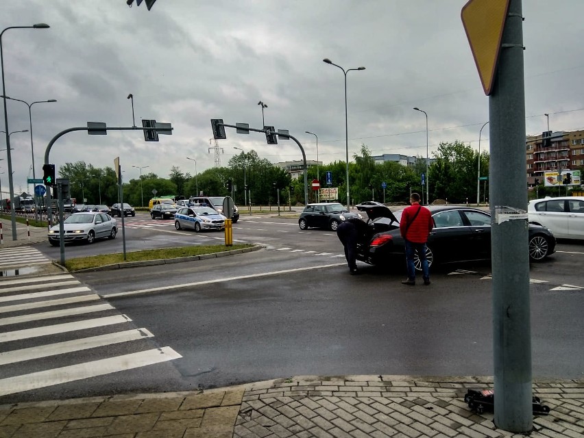 Kierowca opla wjechał na skrzyżowanie na czerwonym świetle i...