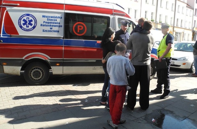 Chwilę po potrąceniu na miejscu znaleźli się rodzice dzieci, które nagle wtargnęły na jezdnię. 