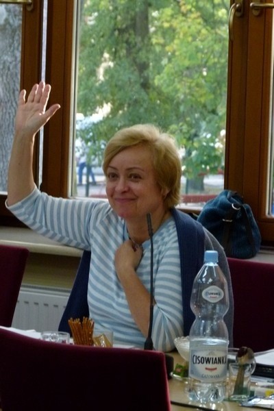 Radna Grażyna Gałkiewicz ochoczo podniosła rękę, głosując za odwołaniem samej siebie z funkcji przewodniczącej komisji.