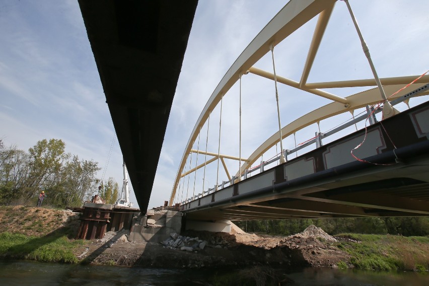 Rozbiórka starego mostu nad Widawą