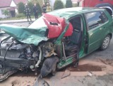 Wypadek w Ostrowcu. Zderzenie ciężarówki z osobówką. Dwie osoby w szpitalu