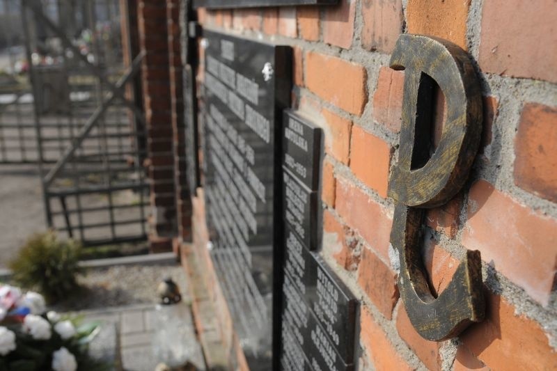 Ktoś zniszczył symbol Polski Walczącej znajdujący się na "ścianie pamięci" Żołnierzy Wyklętych [zdjęcia]