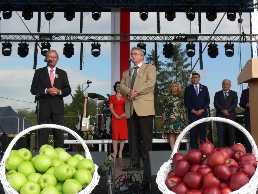 Święto jabłka otworzył wójt gminy Obrazów Krzysztof Tworek.