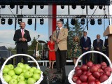 Trwa Europejskie Święto Jabłka - XIX Jabłkobranie w Obrazowie. Na placu tłumy mieszkańców i ponad 60 tematycznych stoisk 