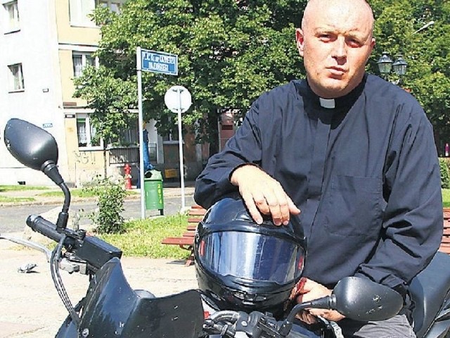 &#8211; Szanujmy innych kierowców, pieszych i rowerzystów &#8211; apelują duchowni. Na zdjęciu ks. Adam Krzykała z Krzekowa.